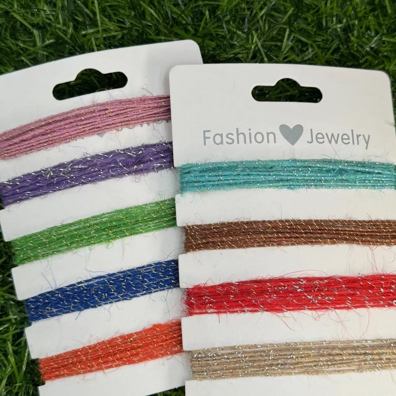 Éclairage rétro à la main avec corde de jute et fil d'or