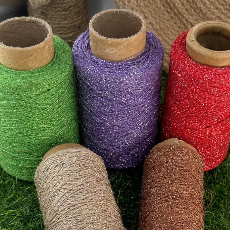 Éclairage rétro à la main avec corde de jute et fil d'or