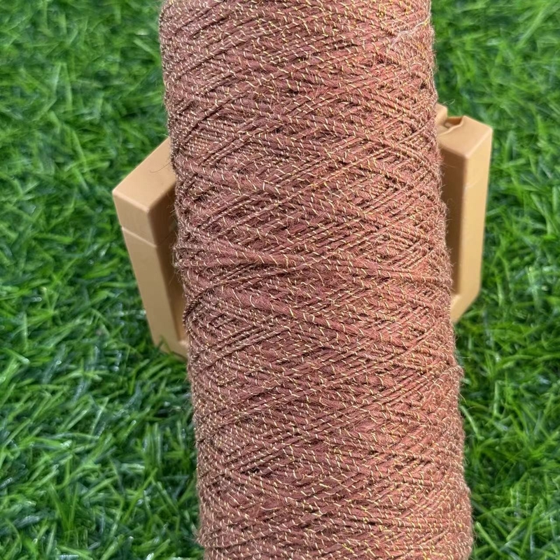 Éclairage rétro à la main avec corde de jute et fil d'or