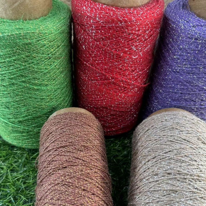 Éclairage rétro à la main avec corde de jute et fil d'or