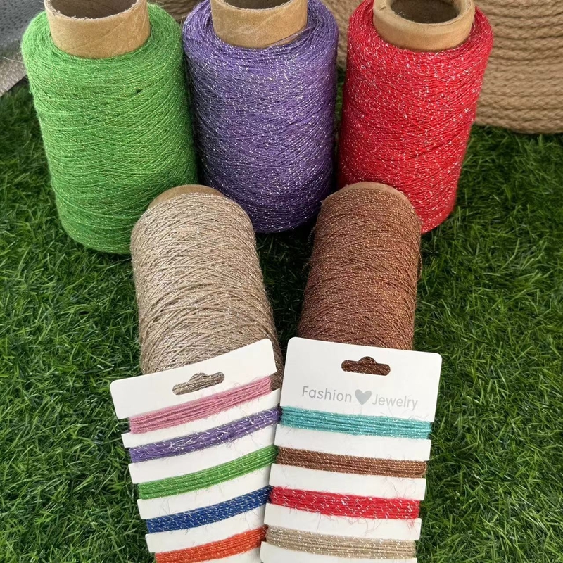 Éclairage rétro à la main avec corde de jute et fil d'or